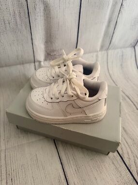 Nike Air Force One Toddler Boys.🤍Gently worn comes with box. (Size: 5c)